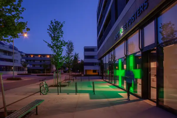 Leuchtende Kraft in der Glasfassade